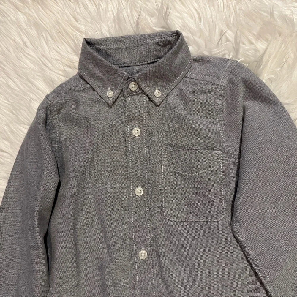The Children’s Place Boys Light Gray Button Down Long Sleeve Shirt Size XS‎ 4
